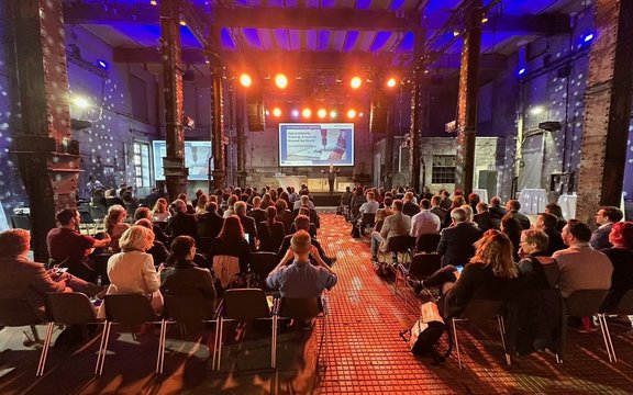 Lehrlingskonferenz 2022 Ca. 150 Personen sitzen im Veranstaltungsraum mit Blick zur Bühne gerichet.