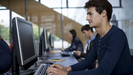 Junge Menschen arbeiten an Computern